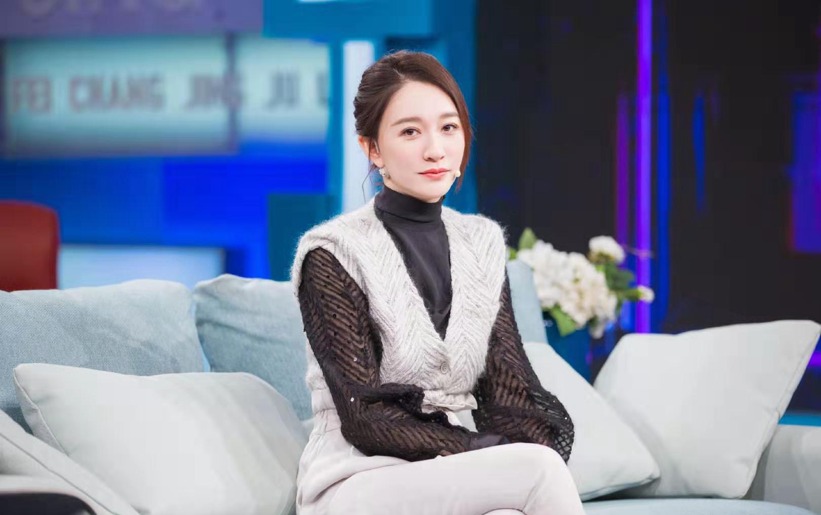 李小冉录制《非常静距离》,一身连体装配短靴,43岁美得优雅出众