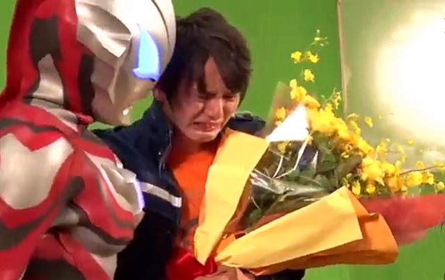 皮套演员献上花束,小陆抱着捷德大哭