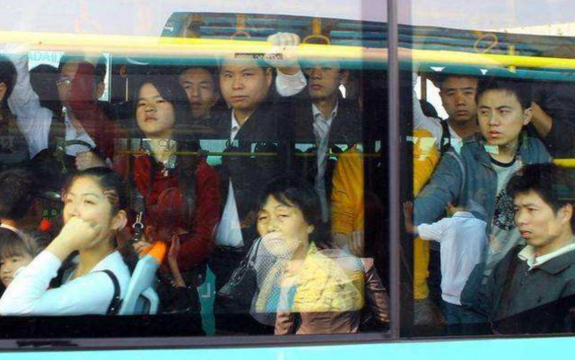 为何客车不让超载,而公交车却可以人挤人?其中究竟有何猫腻