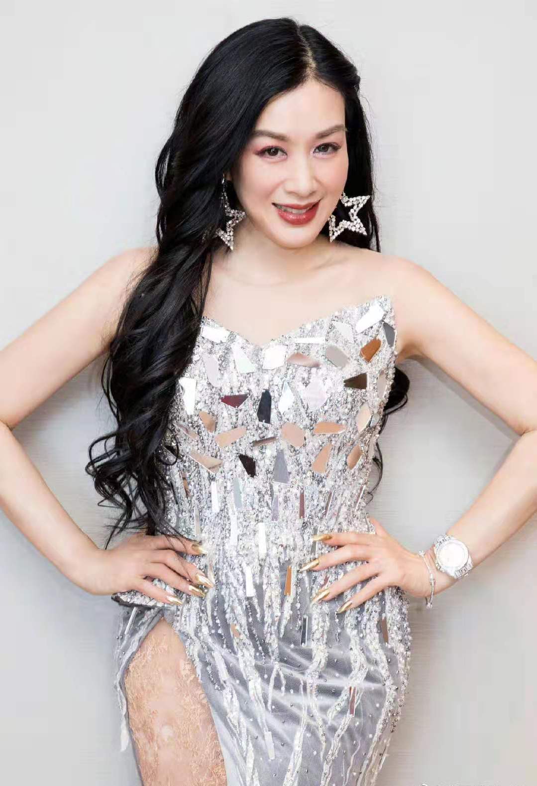 钟丽缇终于换发型,接回长直发温柔优雅,烫波浪大卷更有女人味