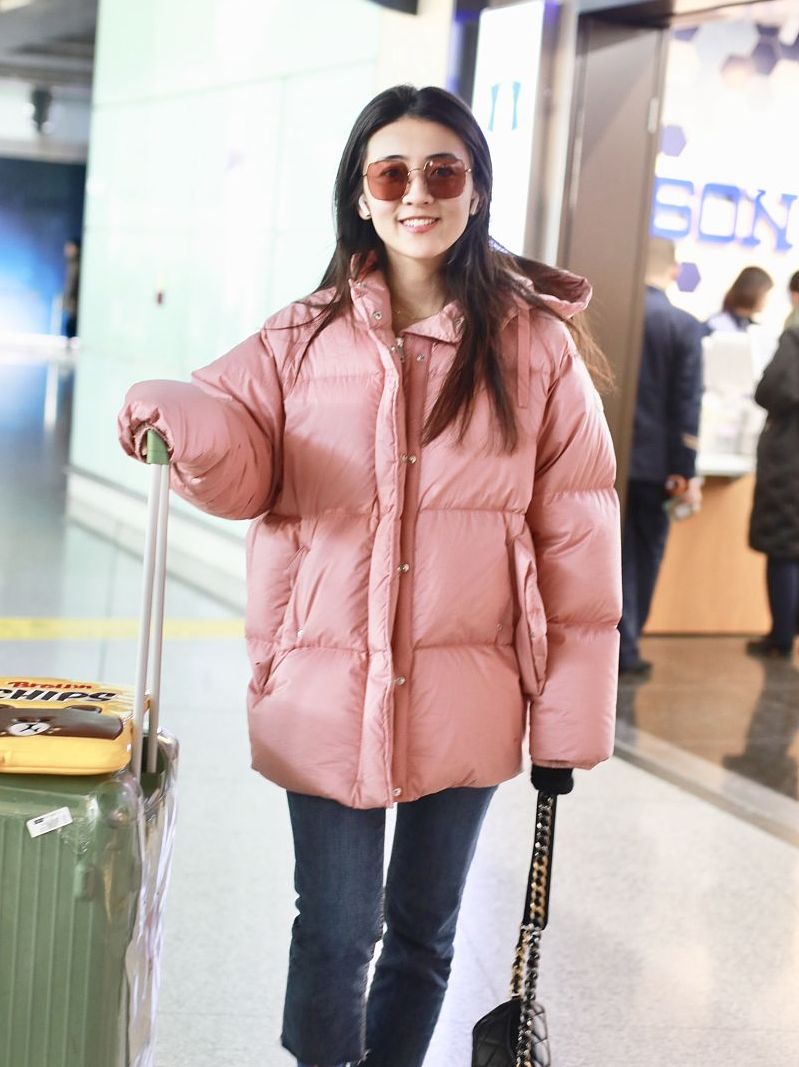 梁洁罕见亮相穿粉色臃肿羽绒服麻杆腿够抢镜少女心真爆棚