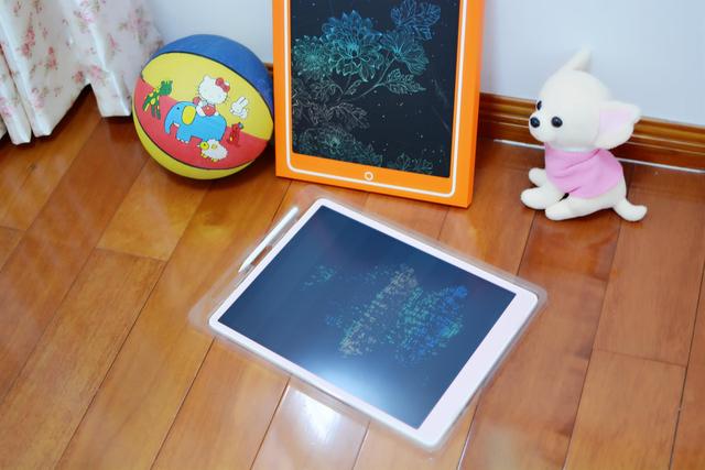 封面除了品名,也有用手写板绘制的作品,很漂亮