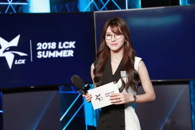 人曾经在2018年夏季赛登场过,但整整一年消失了,都是由金敏娜出来主持