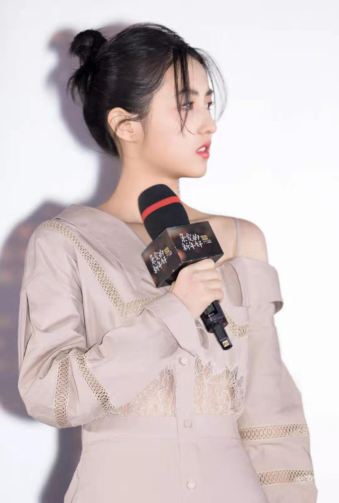 18岁张子枫出席活动,穿半露肩衬衫裙美得脱俗