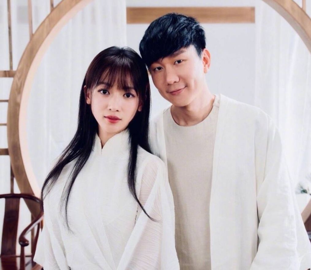 林俊杰和吴谨言能同框合影,其主要原因是吴谨言出演了林俊杰的新歌mv