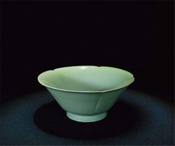 秘色瓷葵口碗伪器的特征:胎体不是过重便是过轻