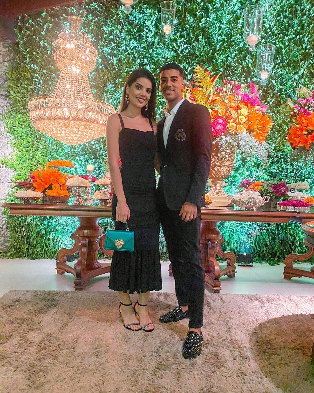 迟到的合影!中超前锋阿兰的妻子补发全家圣诞动态!