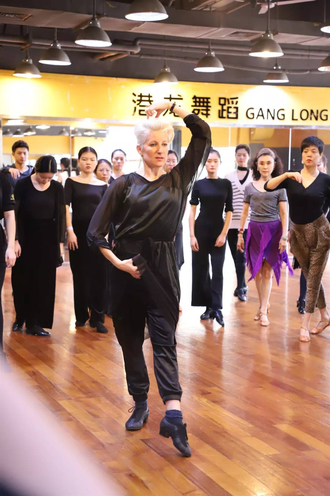 港龙舞蹈迎来女王乔安娜!|乔安娜|拉丁|女王_新浪新闻