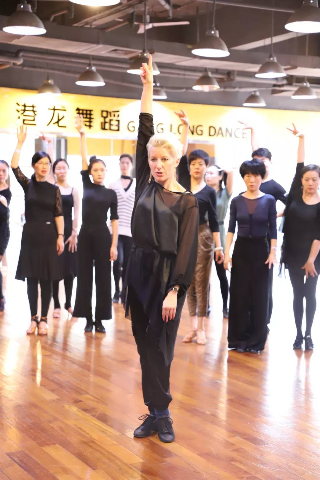 港龙舞蹈迎来女王乔安娜!|乔安娜|拉丁|女王_新浪新闻