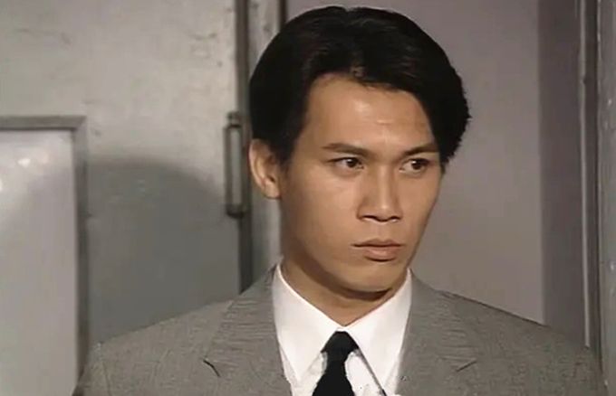 47岁"展昭"近照,身材发福满面油光,送大23岁富婆前任7字祝福|甄志强