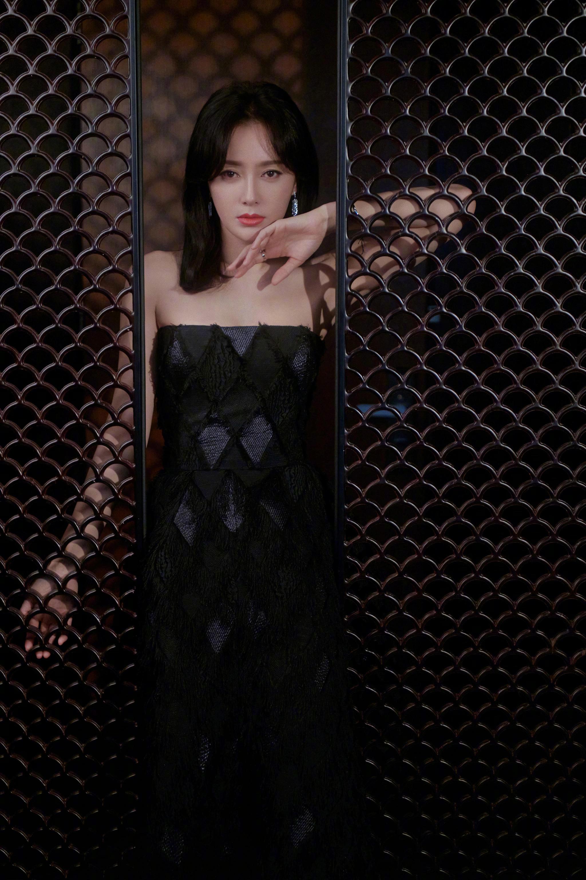 秦岚抹胸礼服亮相,黑发红唇秀出完美身材,40岁的年龄20岁的气质