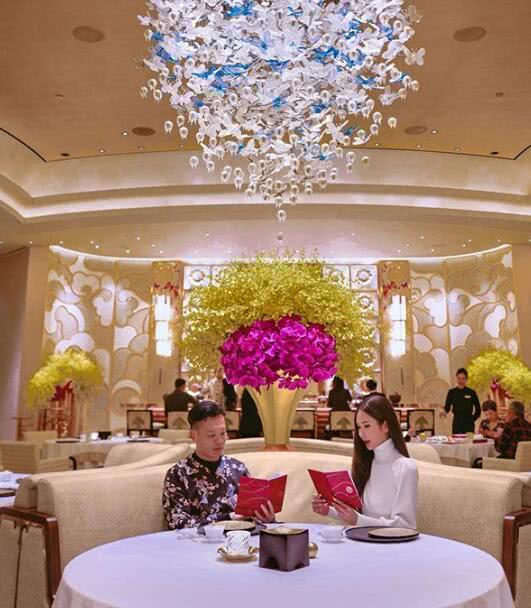 结婚了新加坡第一名媛蔡欣颖晒与男友同框照无名指钻戒超抢镜