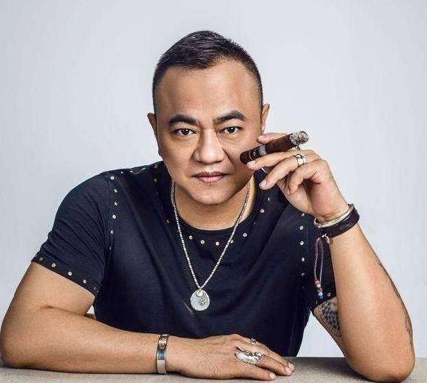 本是赵本山保镖长的就像社会人现为本山传媒副总裁