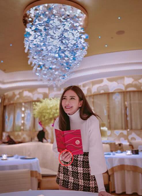 结婚了新加坡第一名媛蔡欣颖晒与男友同框照无名指钻戒超抢镜