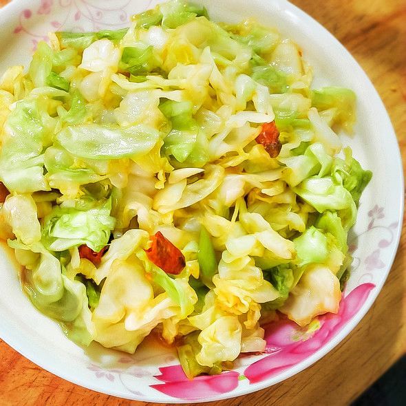 胡萝卜两片,包菜半颗,干香菇八朵,盐一茶匙,油十五克,生抽五克,耗油十