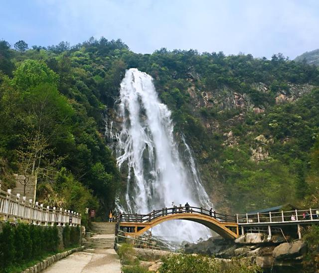 安徽最美"彩虹瀑布",如梦如幻四季不涸,游客纷纷慕名而来