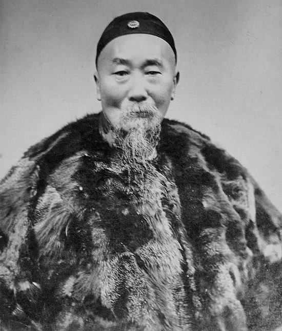 李鸿章建议割让新疆,左宗棠一语道破要害慈禧下令新疆不能丢 .