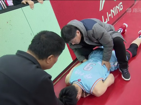 10倍慢镜头回放 周琦重摔腰部受伤 最新伤情报告已出