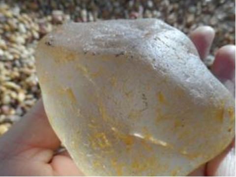 女子河边捡到"透明"石头, 你们知道是什么吗?