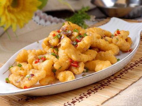 在家做椒盐鱼片,色泽洁白光亮,鱼肉松软鲜嫩,味道鲜美