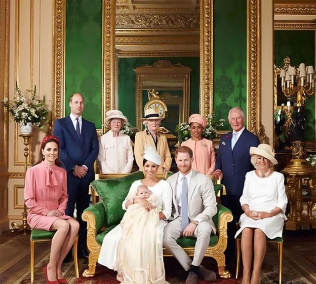 梅根新年全家福姗姗来迟!又是黑白照?8个月大阿奇王子明明很白