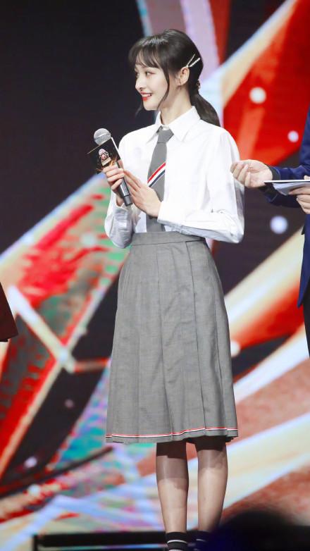 "郑爽在央视着学生装,减龄又清新!一下子回到十八岁的校园时光"