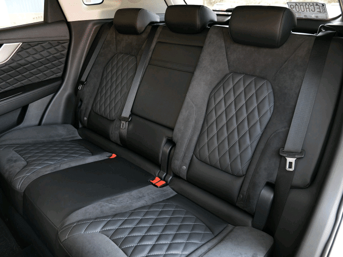 很显层次的座椅,后排空间比较超卓,红旗hs5