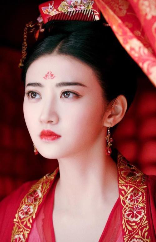 在额头画花的梅花妆这么多女星都尝试过但也不是人人都好看