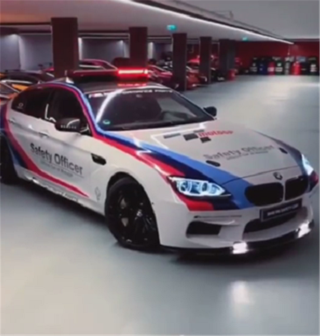 迪拜又添"新警车",三色版画宝马m6,车顶配警示灯,4.2秒破百