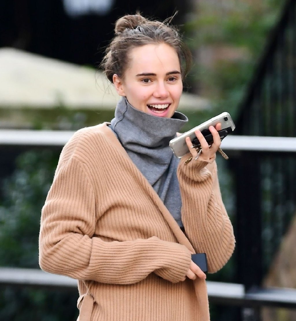 罗伯特·帕丁森女友现身街头!27岁的“水房姑娘”,气质超级治愈