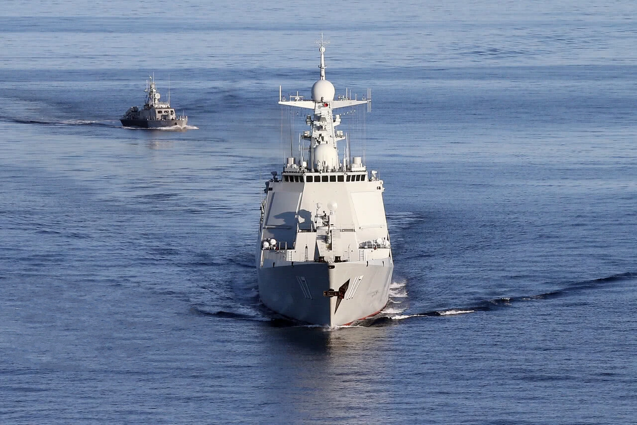 相比之下俄罗斯海军派出的"智者雅罗斯拉夫"号导弹护卫舰标准排水量