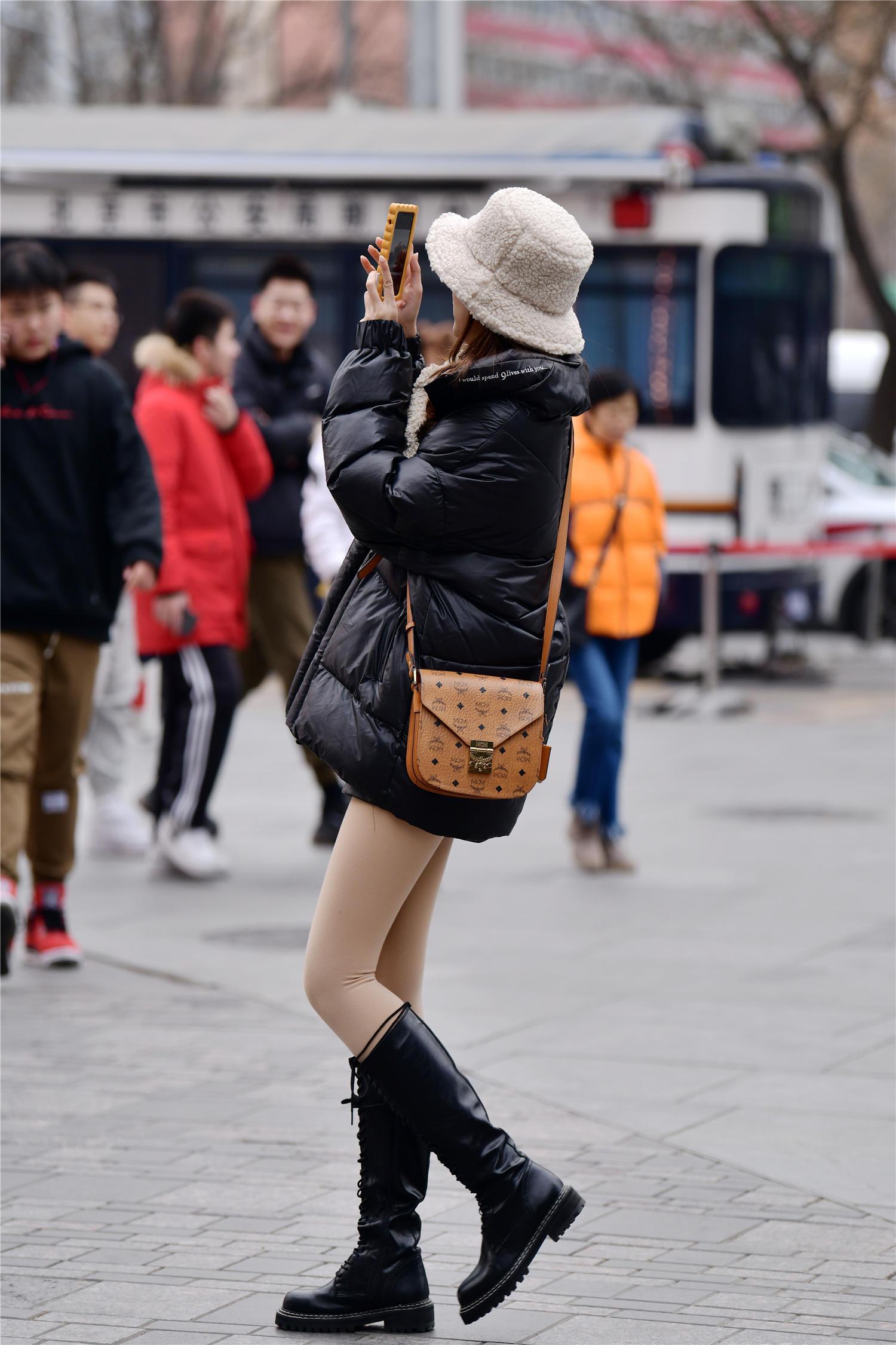 冬季要穿出保暖效果,还要展示身材,打底裤会起到很好的作用,而且有着