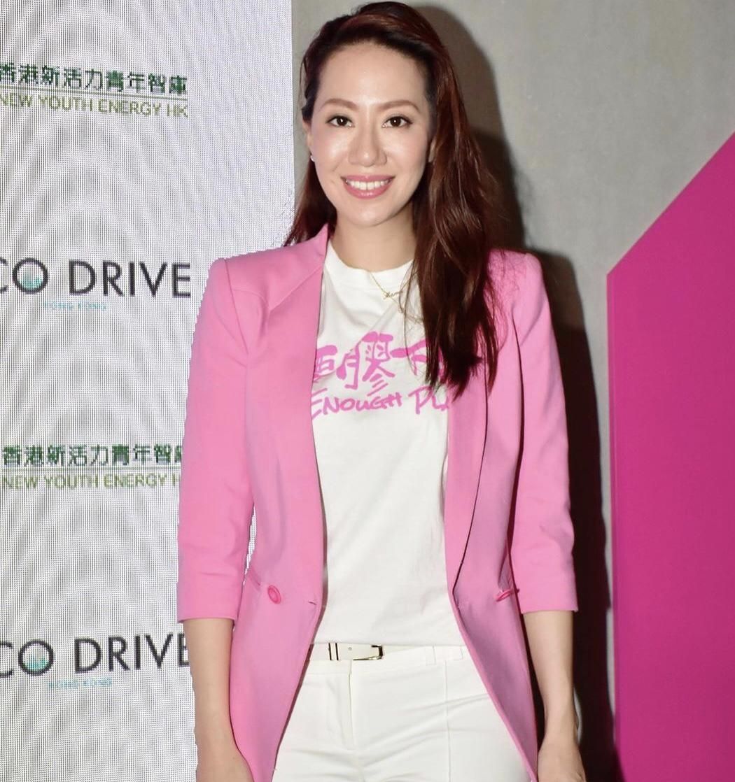 汪诗诗真的很有"贵妇"气质,身穿亮片蕾丝连衣裙,高级时髦