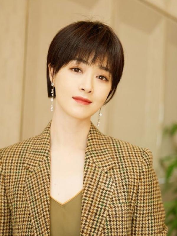 微胖女神蒋欣:短发配棕色千鸟格西装干练知性,英姿飒爽