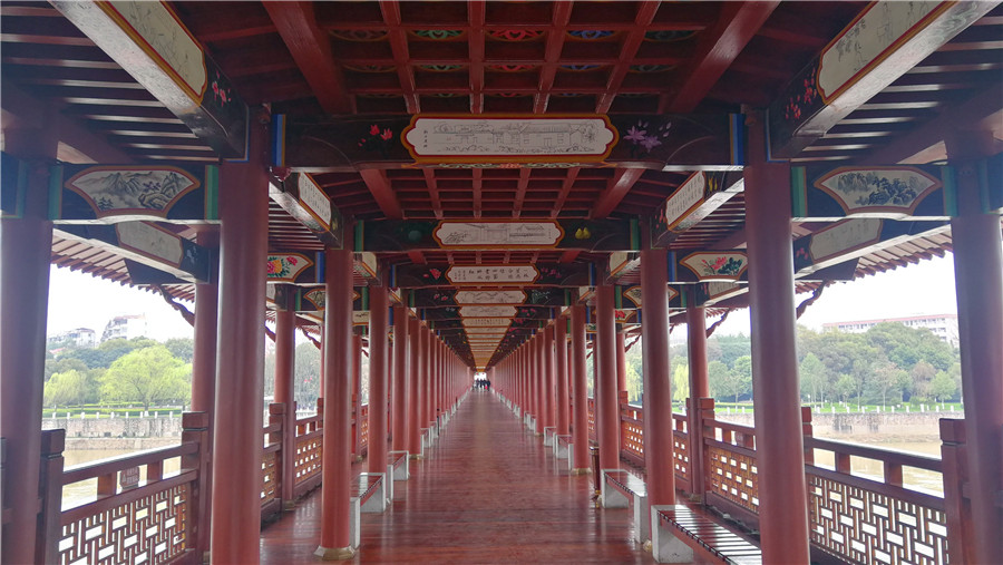 旅游在吉安白鹭洲书院廊桥