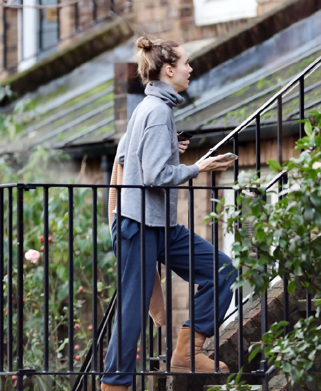 罗伯特·帕丁森女友现身街头!27岁的“水房姑娘”,气质超级治愈