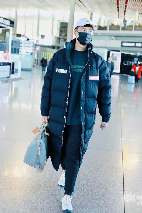 长款羽绒服怎么穿看看李现这一身185大长腿吸睛少年感十足