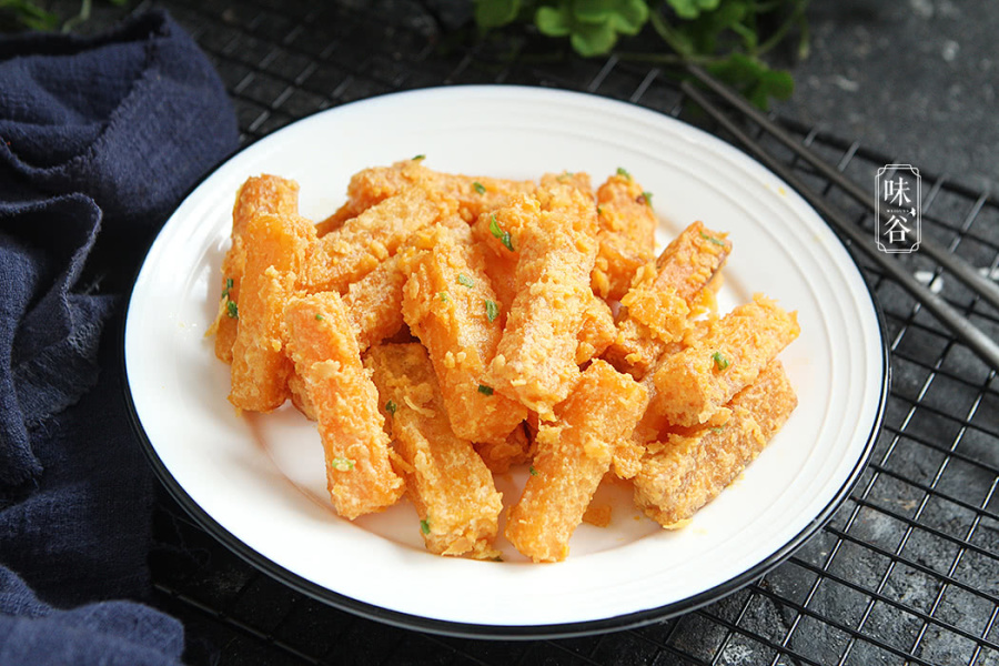 这道咸蛋黄焗红薯颜色艳丽,口感软糯,利用蛋黄本身的咸度和鲜味,没有