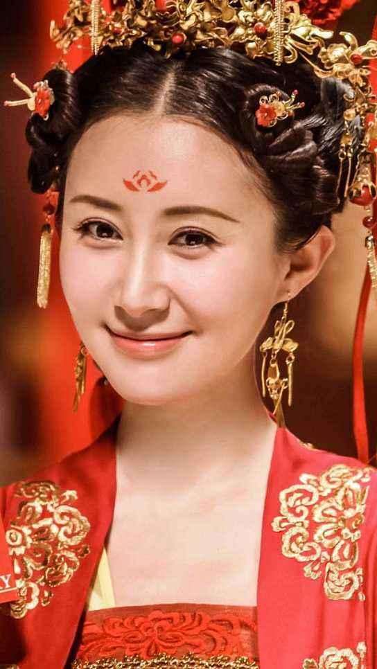 在额头画花的梅花妆这么多女星都尝试过但也不是人人都好看