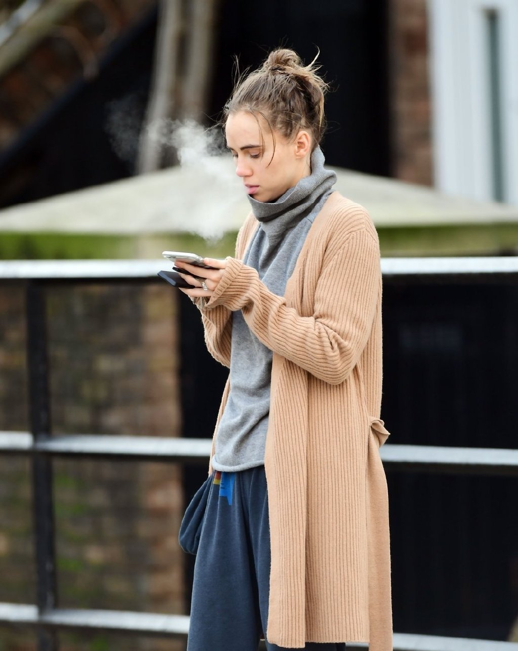 罗伯特·帕丁森女友现身街头!27岁的“水房姑娘”,气质超级治愈