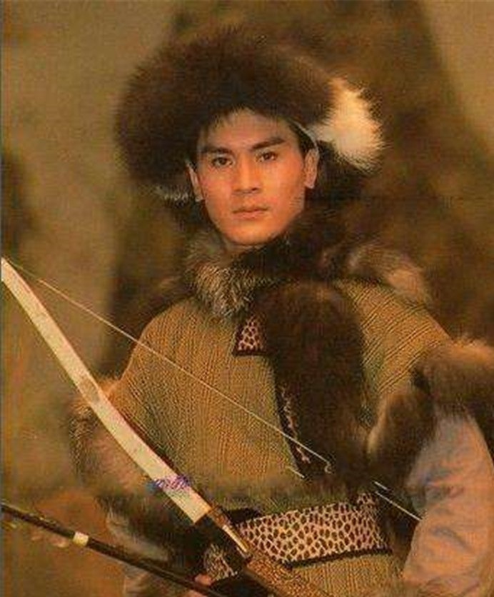 88版黄文豪的郭靖,穿的服饰好讲究,突出了蒙古恶劣的气候83版黄日华