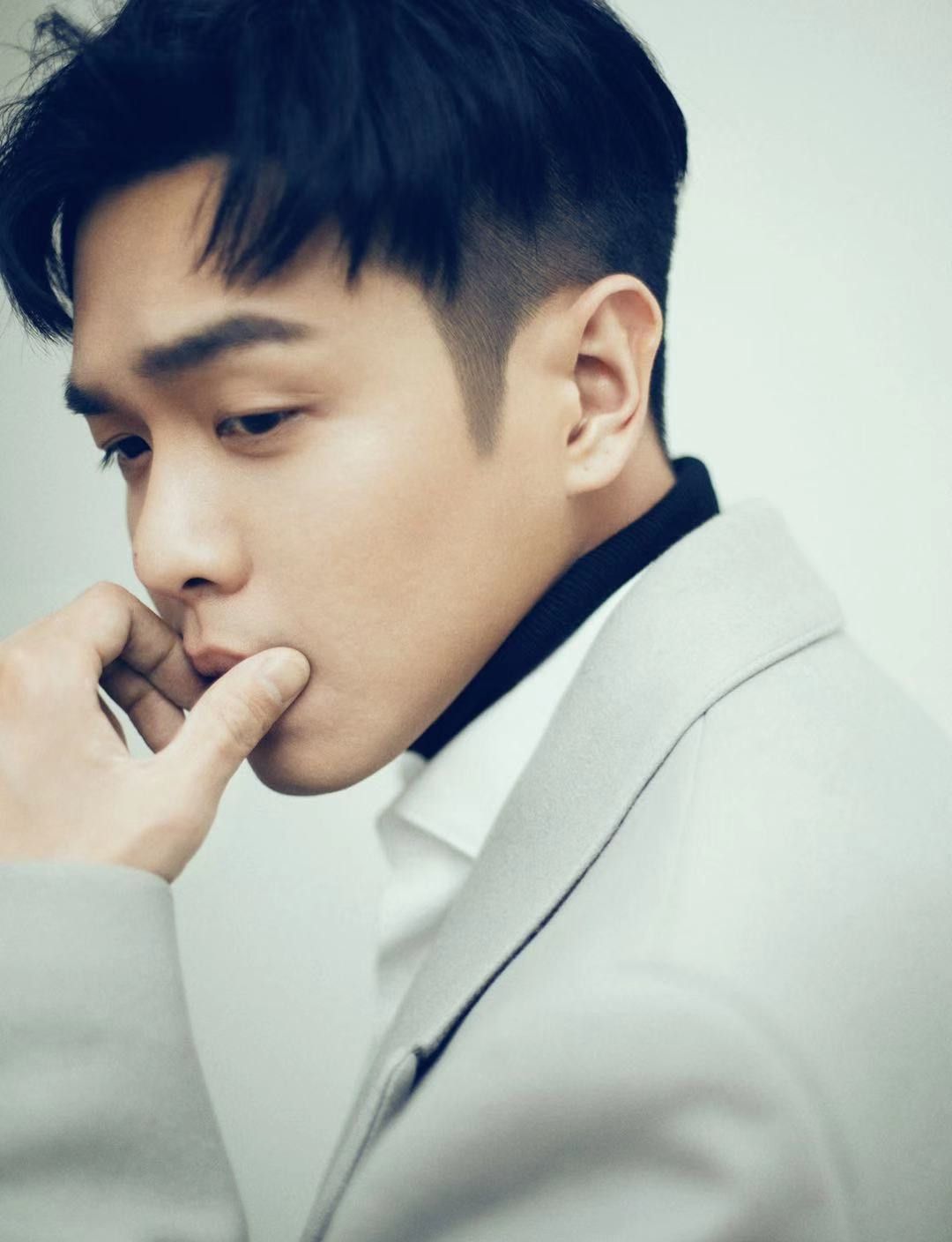 31岁张若昀最新写真,浅色风衣搭配白色衬衣