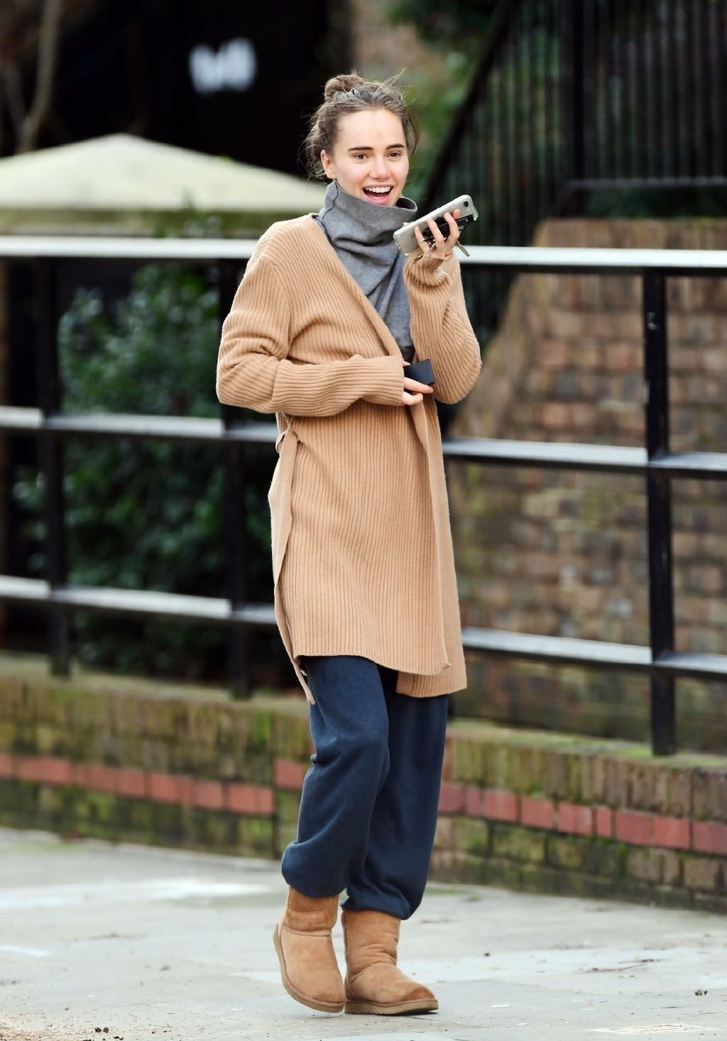 罗伯特·帕丁森女友现身街头!27岁的“水房姑娘”,气质超级治愈