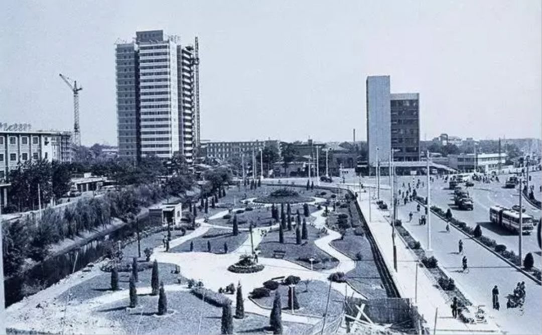 1985年11月15日天津南市食品街1985年11月25日天津古文化街开始铺地面