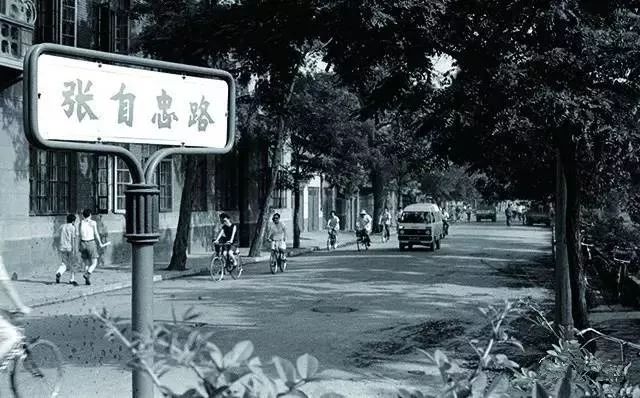 街1985年11月25日天津古文化街开始铺地面1985年12月18日天津南市食品