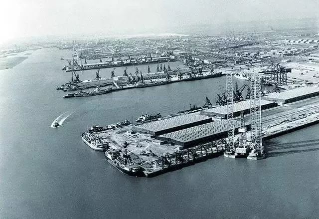 天津新港新建凸堤码头1980年10月29日敞开式的商品陈列受到顾客欢迎