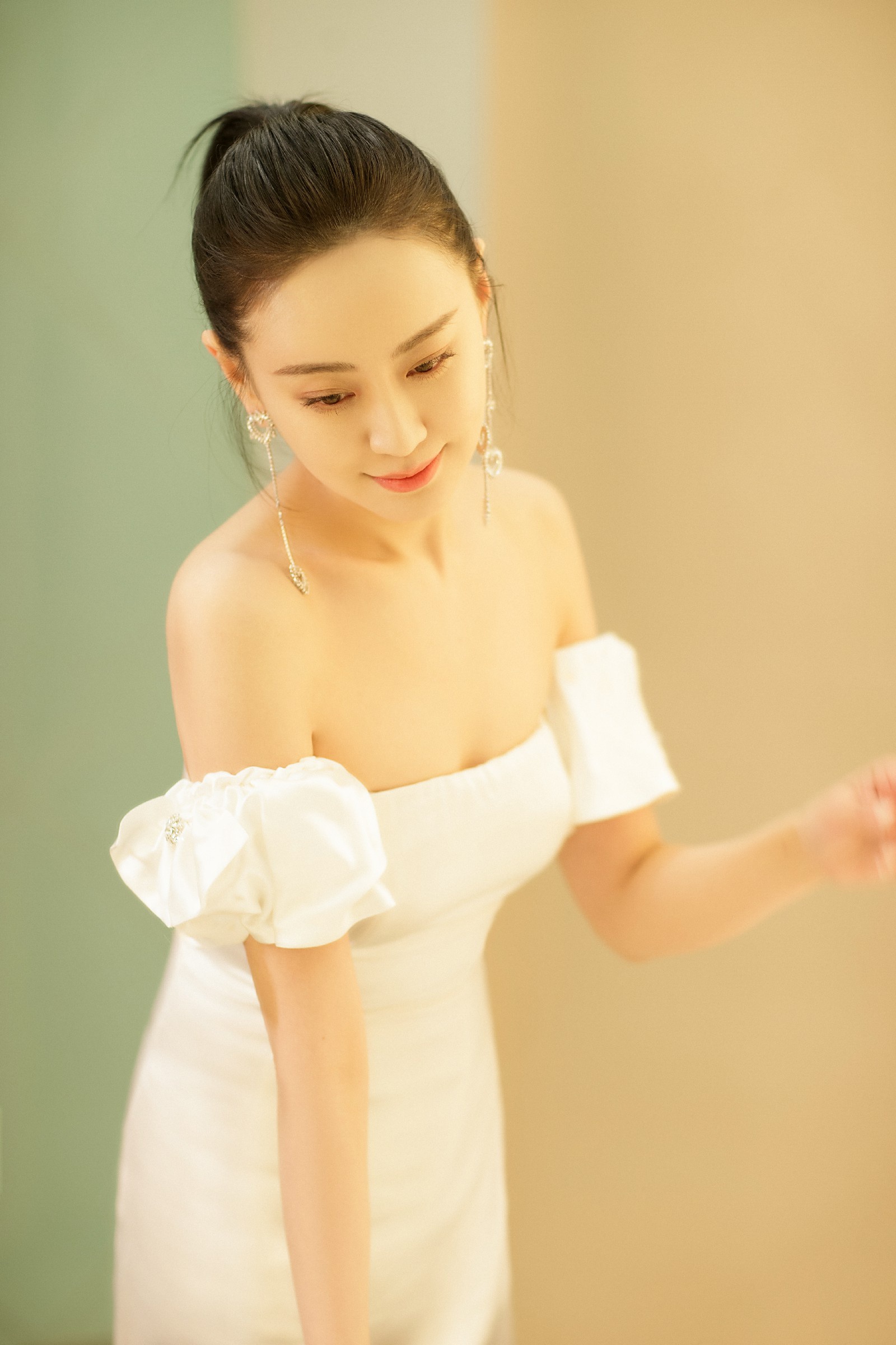 王乐君亮相跨年晚会直角肩惊艳女神范max