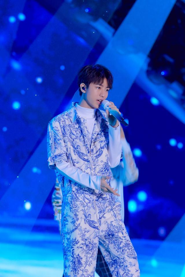 王俊凯跨年演唱精彩登场蓝色少年点燃耀眼流星