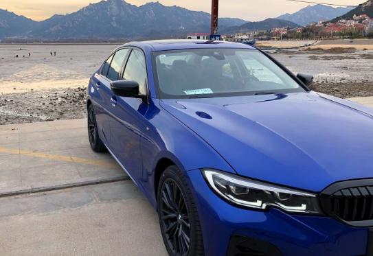 车主喜提新款宝马325i,看起来漂亮,配置也