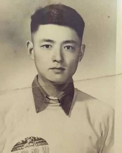 小伙翻出爷爷年轻时的照片, 帅了一脸, 秒杀现在的网红明星们!